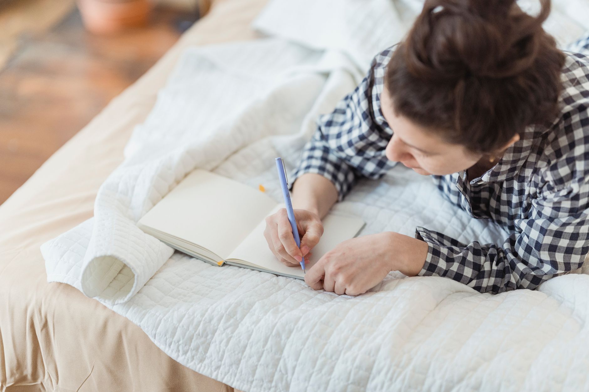 ノートに悩みを書き出して整理する女性