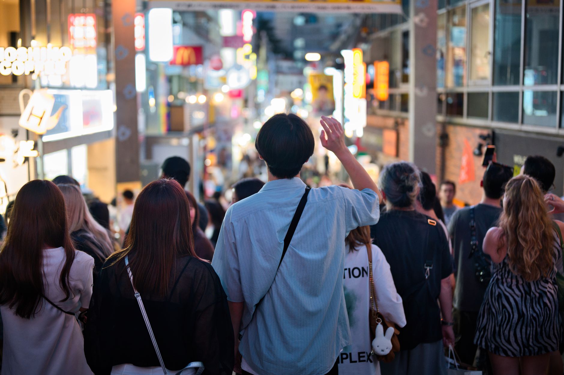 夜の東京の街並みと人混み