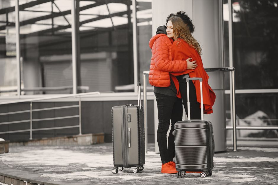空港で抱き合って別れを告げる二人