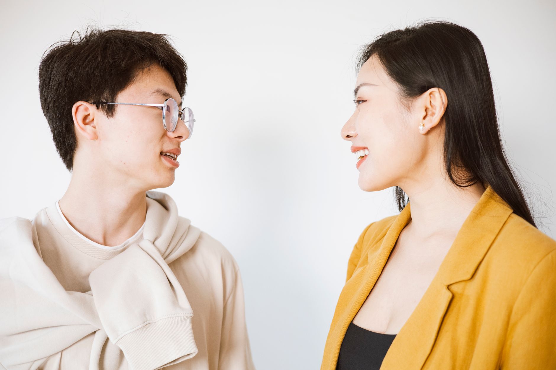 明るい室内で向き合って話す男女