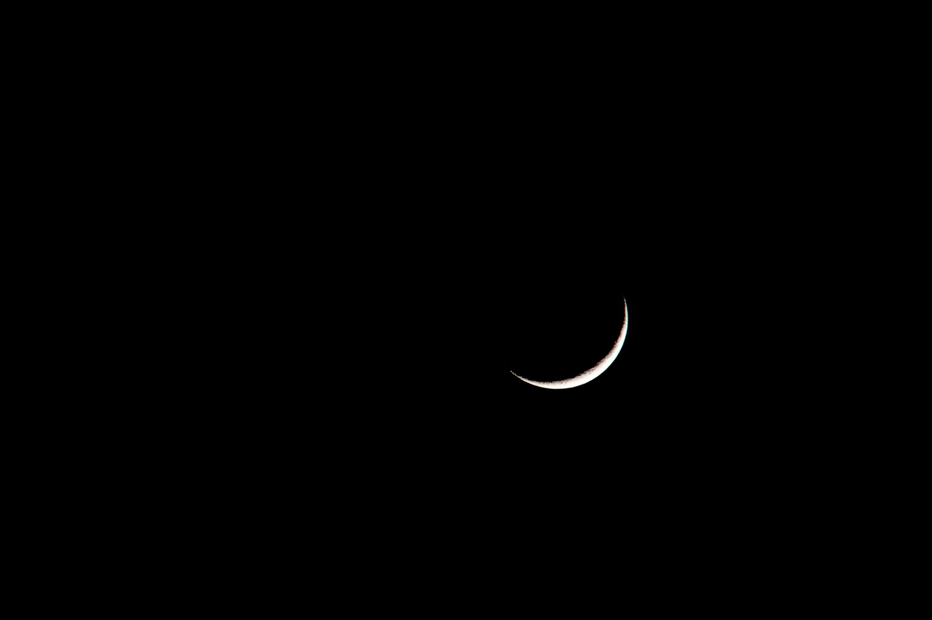 夜空に浮かぶ三日月