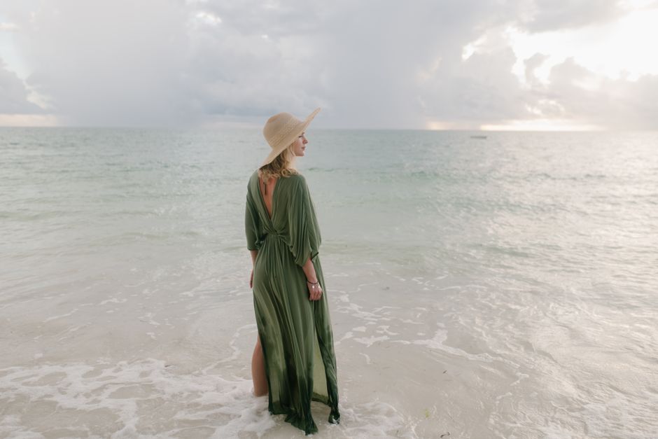 海に立って沖を眺める女性