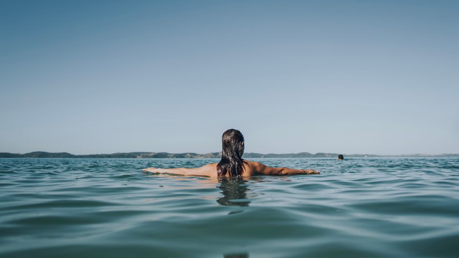 穏やかな海を泳ぐ女性