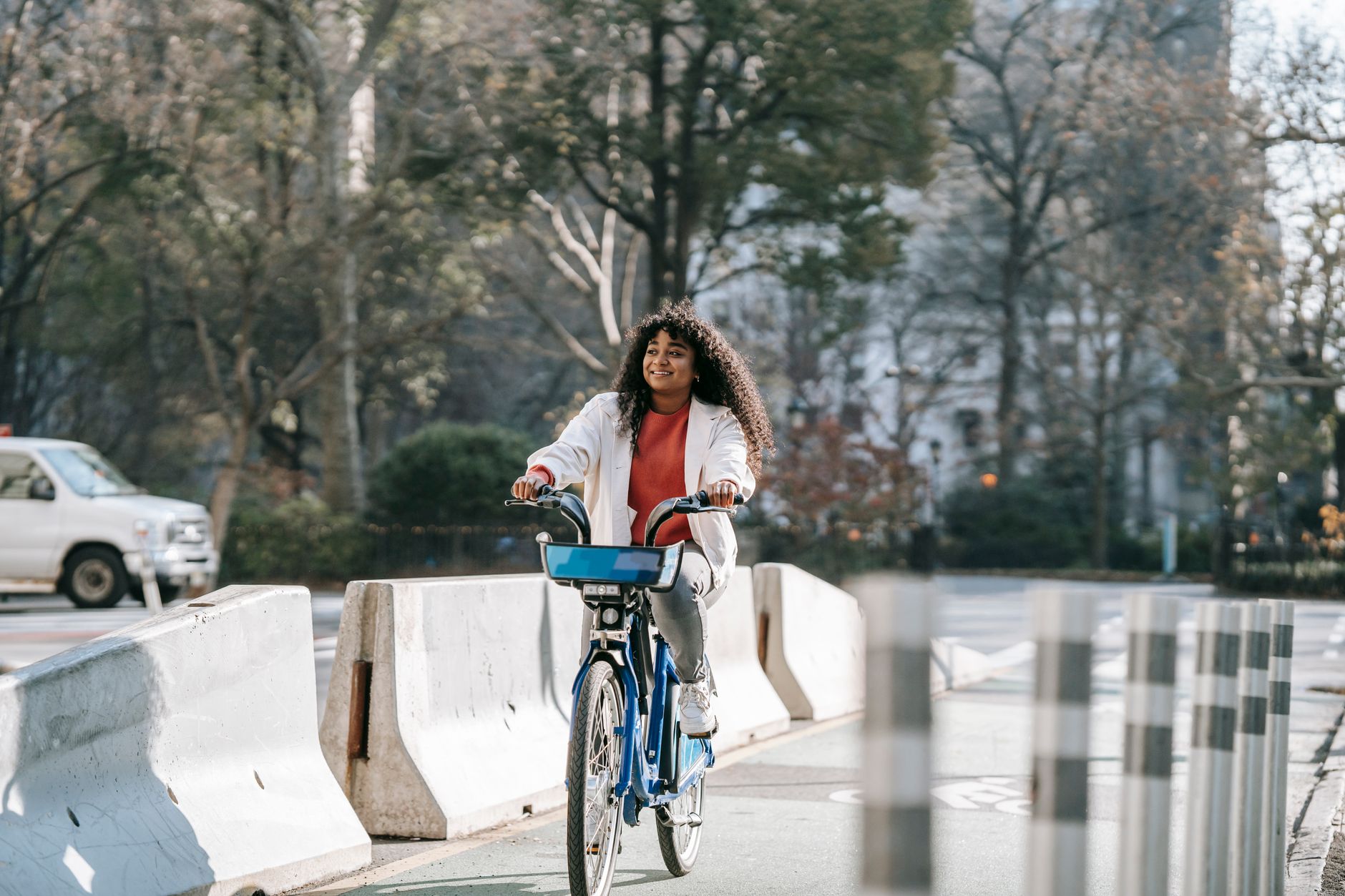 晴れた公園で自転車に乗る女性